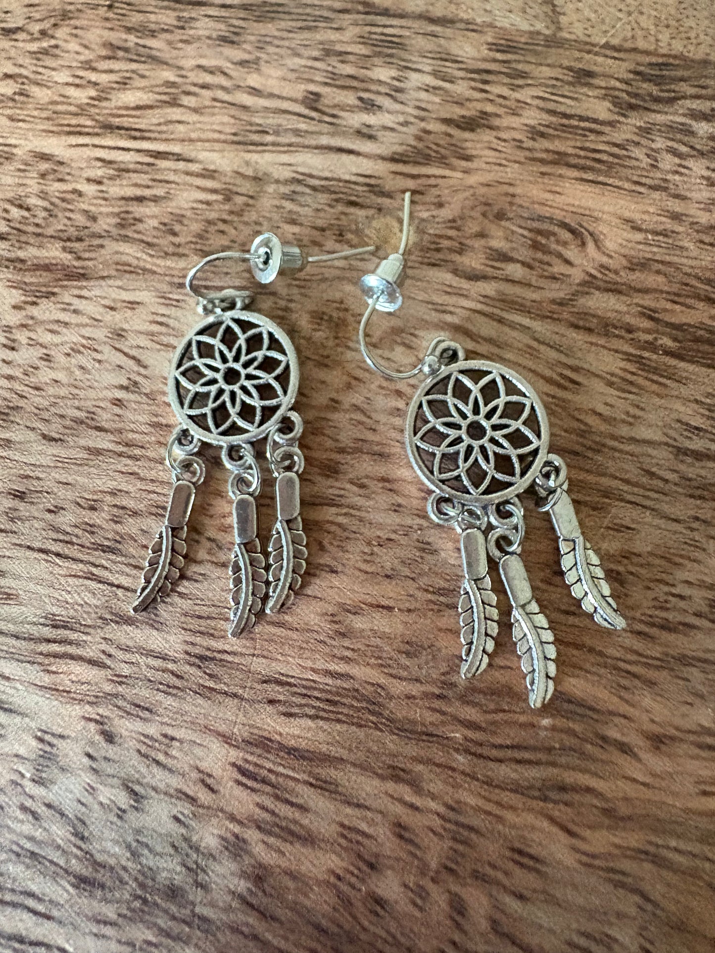 Pendientes plateados con atrapasueños y plumas. NUEVOS
