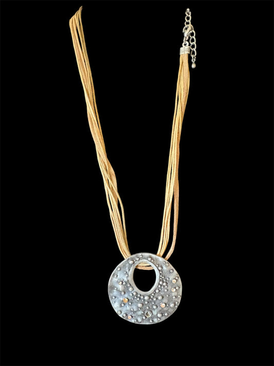 Collar de cordón multihebra con colgante grande de metal texturizado