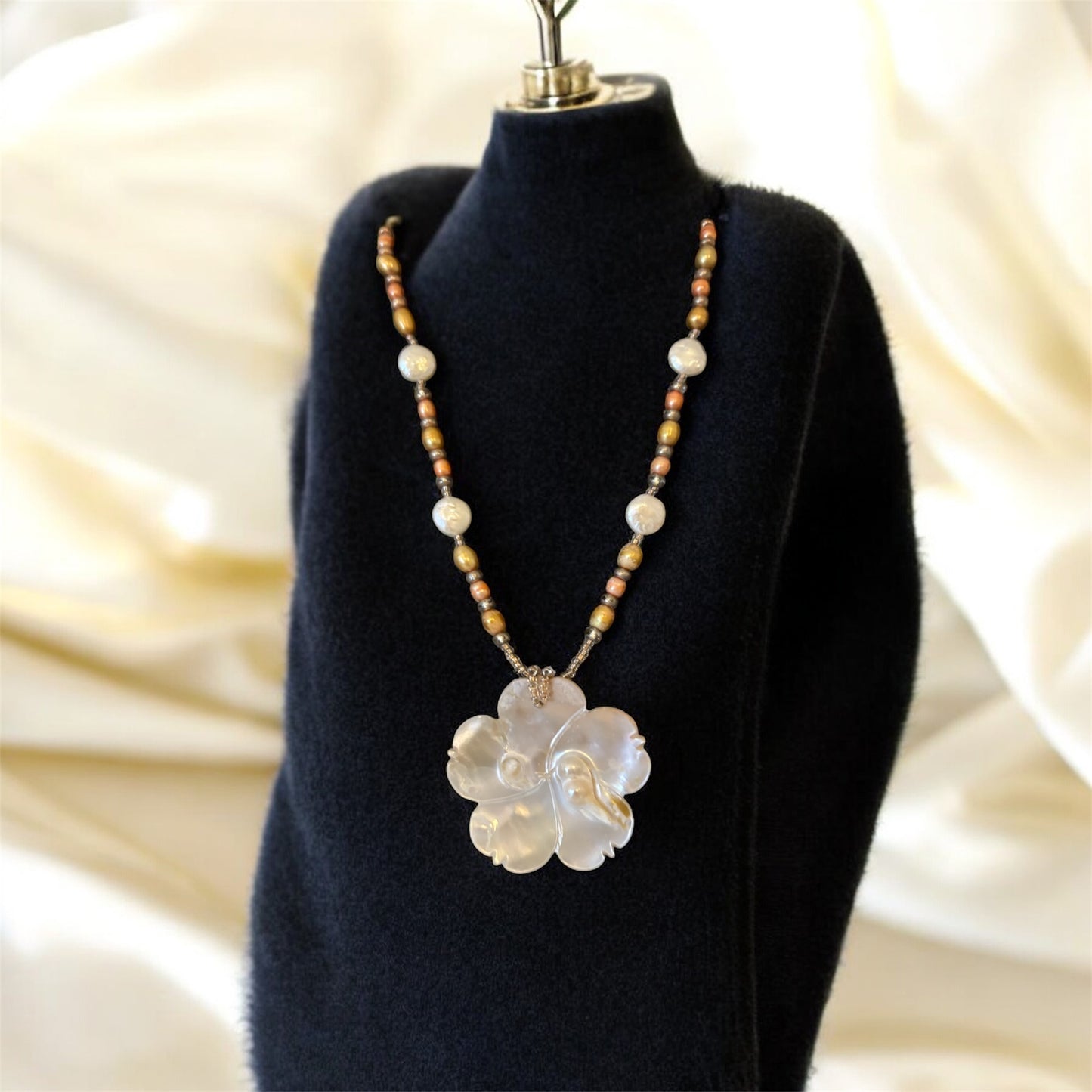 Collar vintage de nácar