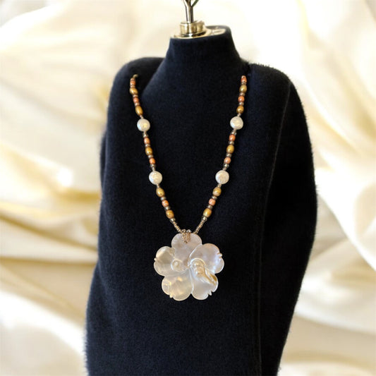 Collar vintage de nácar