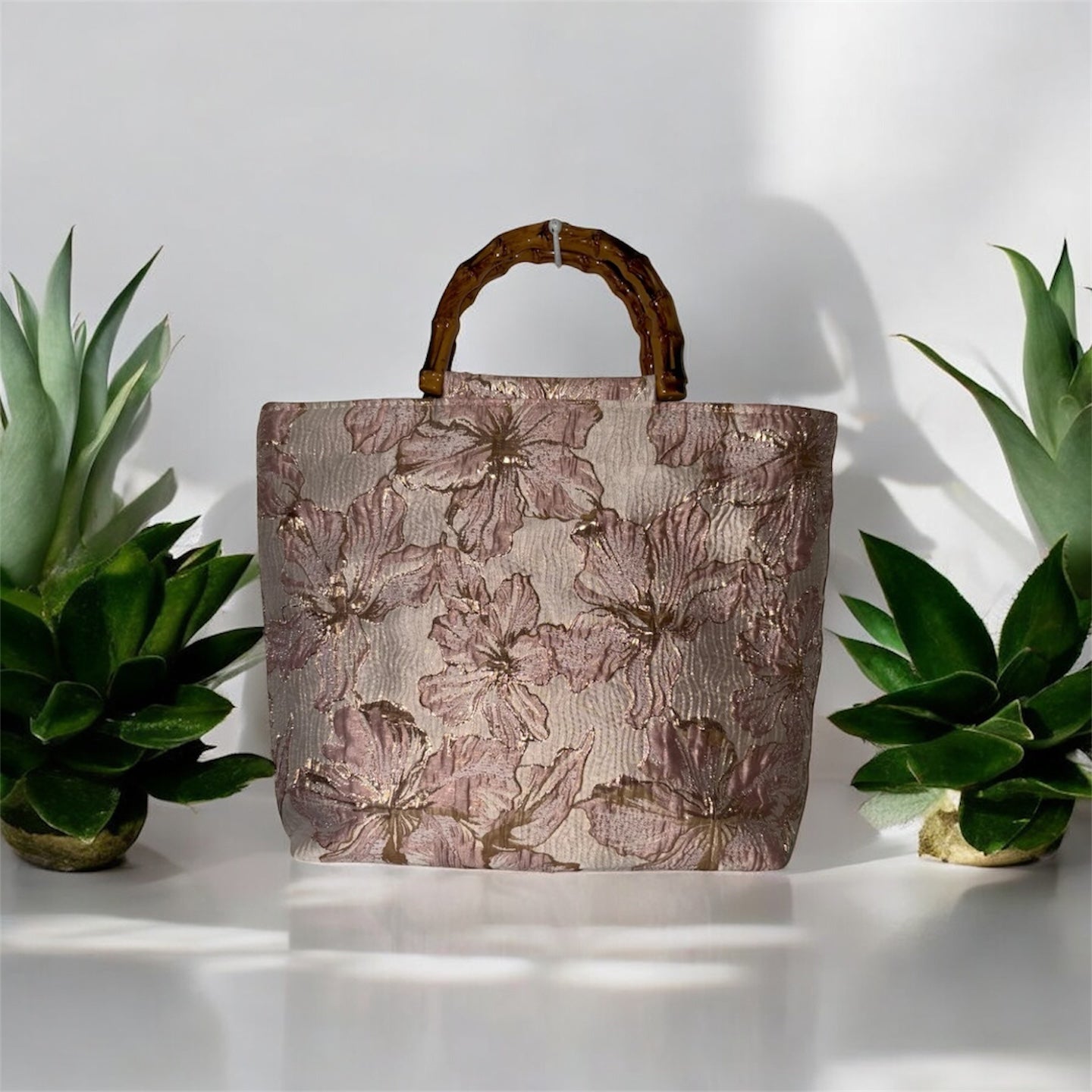 Bolso de mano de bambú con diseño floral en oro rosa