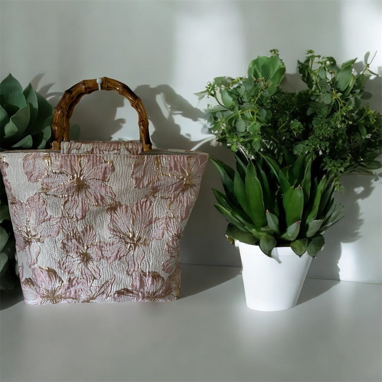 Bolso de mano de bambú con diseño floral en oro rosa