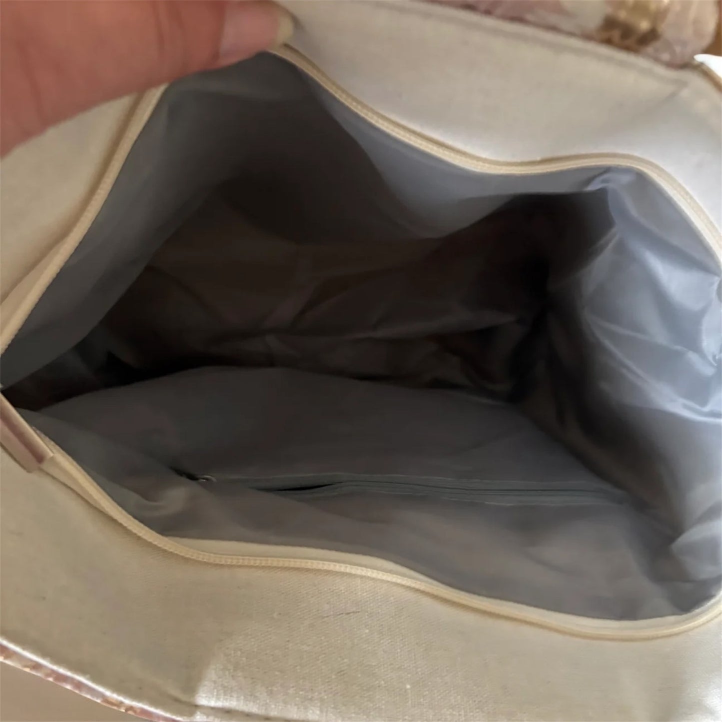 Bolso de mano de bambú con diseño floral en oro rosa