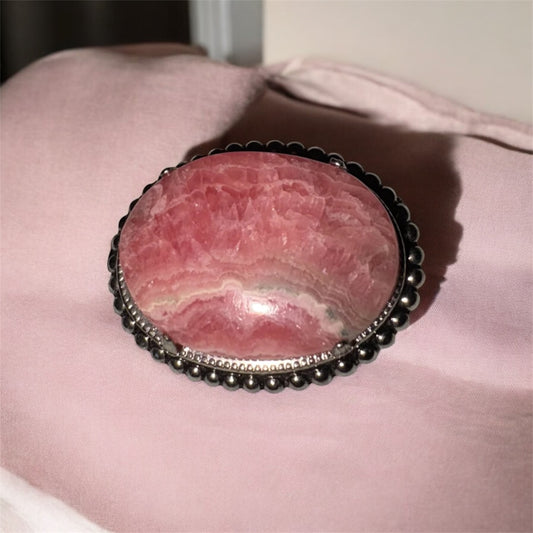 Broche vintage de jaspe rosa en tono plateado