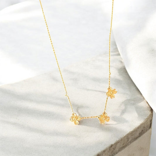 Delicado collar floral vintage en tono dorado