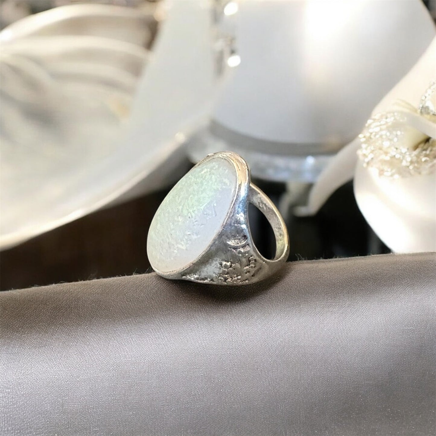 Nuevo anillo de ópalo sintético en tono plateado. Talla 8