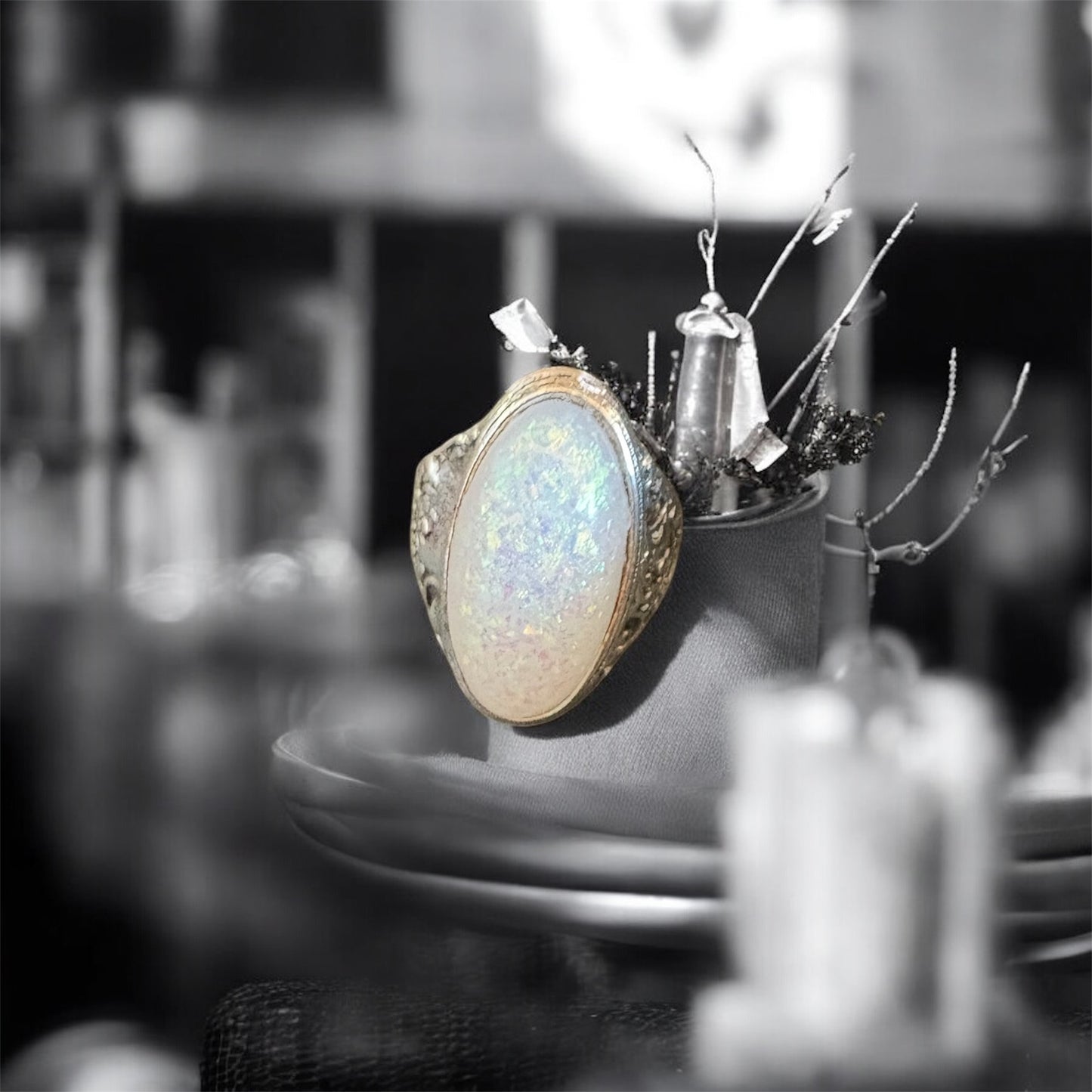 Nuevo anillo de ópalo sintético en tono plateado. Talla 8