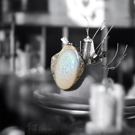 Nuevo anillo de ópalo sintético en tono plateado. Talla 8