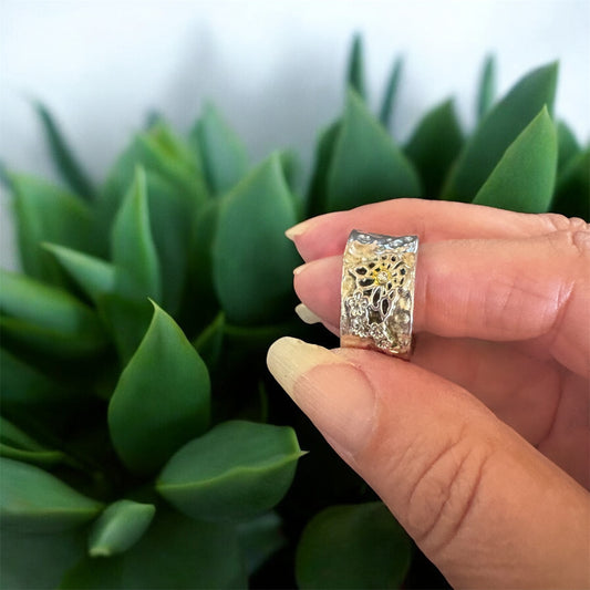 Anillo de plata martillada con banda ancha y mariposa, talla 10