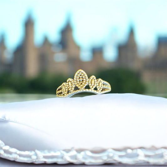Anillo estilo corona en tono plateado vintage.