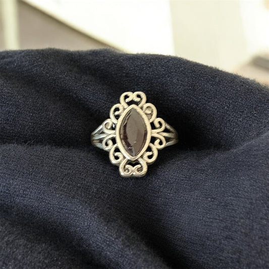 Anillo de ónix negro en tono plateado. Talla 6 1/2