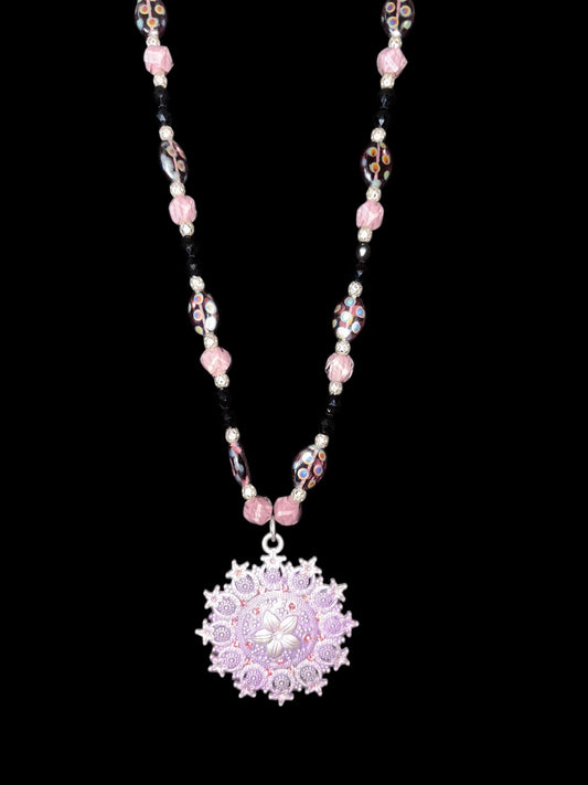 Collar vintage de cristal con medallón de metal de piedra morada y rosa