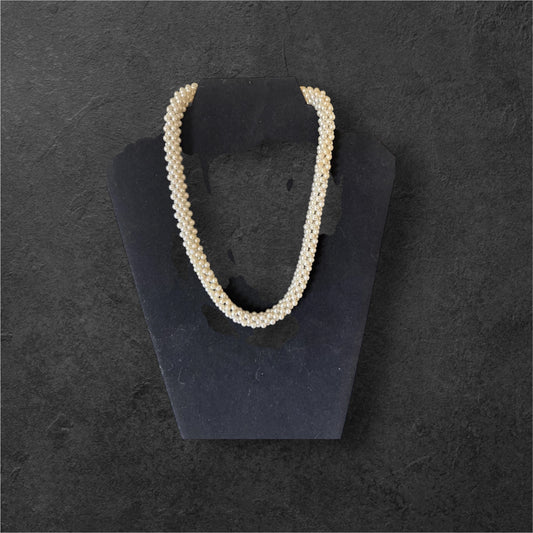 Collar vintage de cinco filas de perlas sintéticas retorcidas blancas brillantes