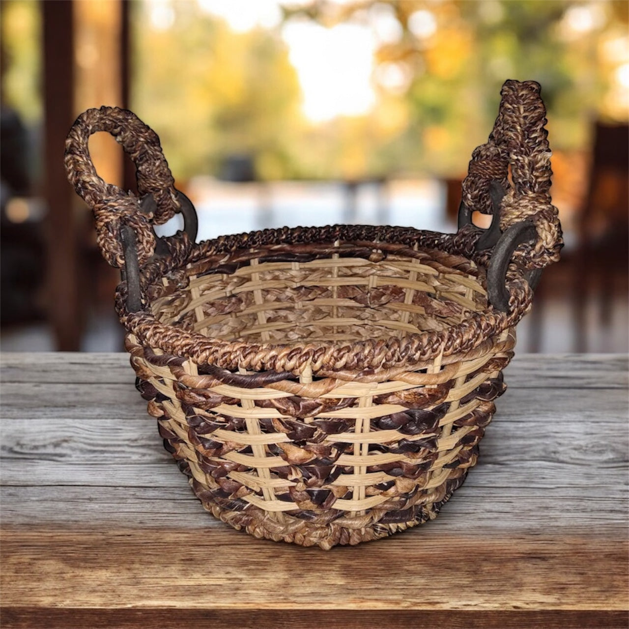 Cesta de mimbre vintage de dos tonos