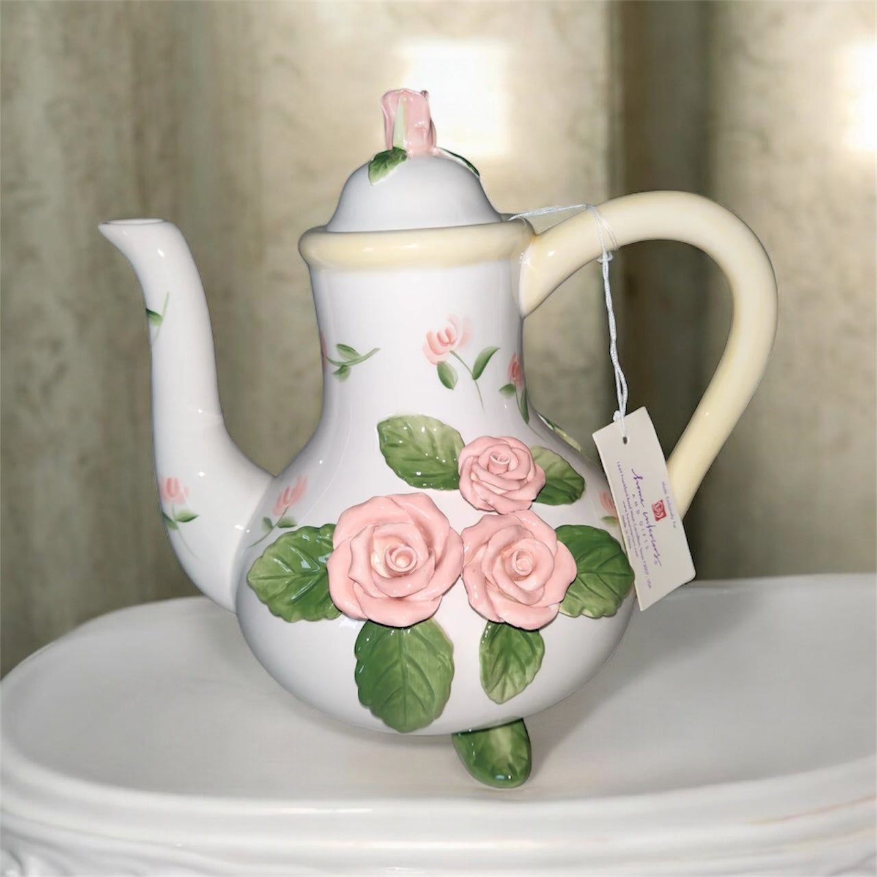 Tetera de cerámica con base de hoja floral y rosas en 3D de VTG Home Interiors