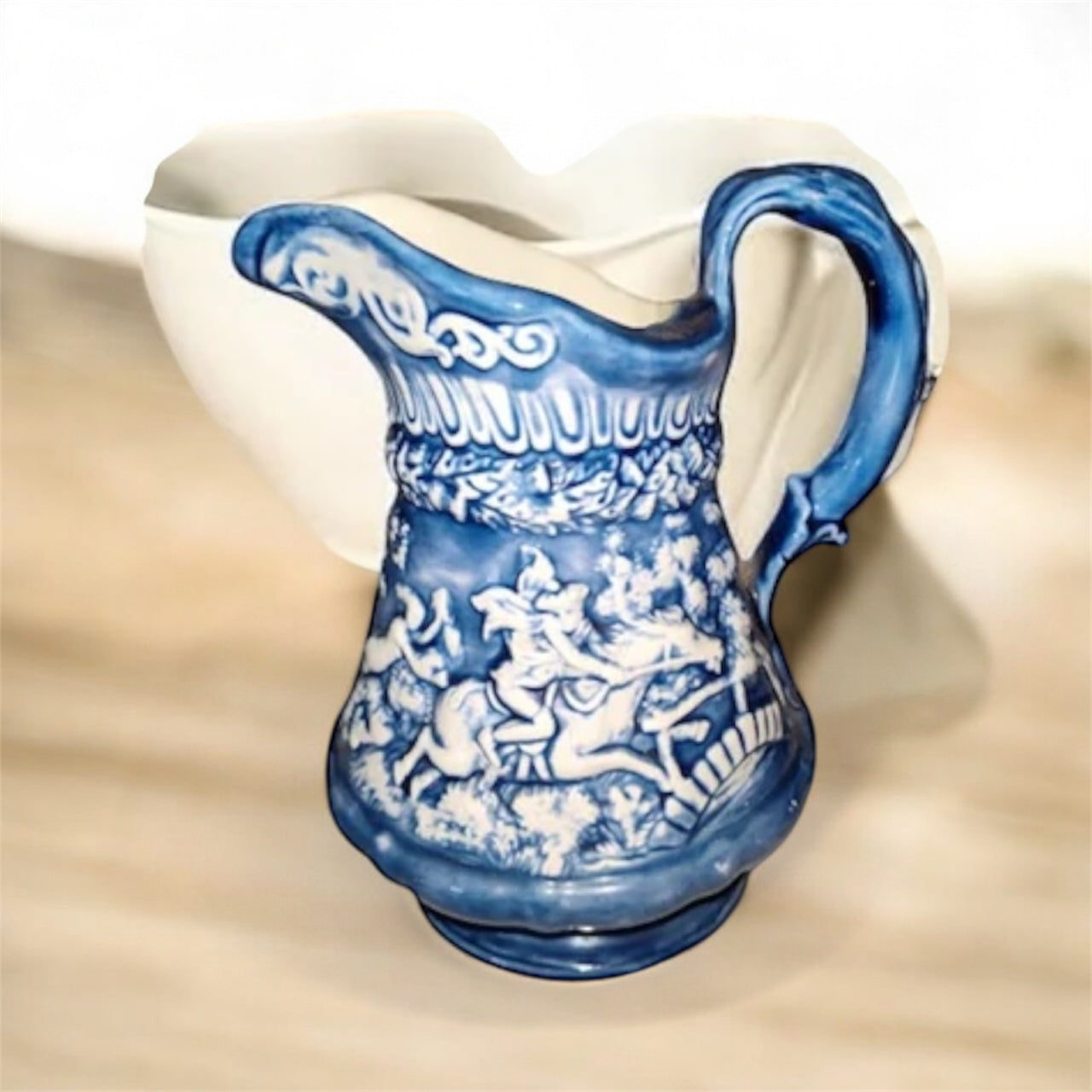 Jarra de cerámica azul y blanca del siglo XX. «La Taberna»