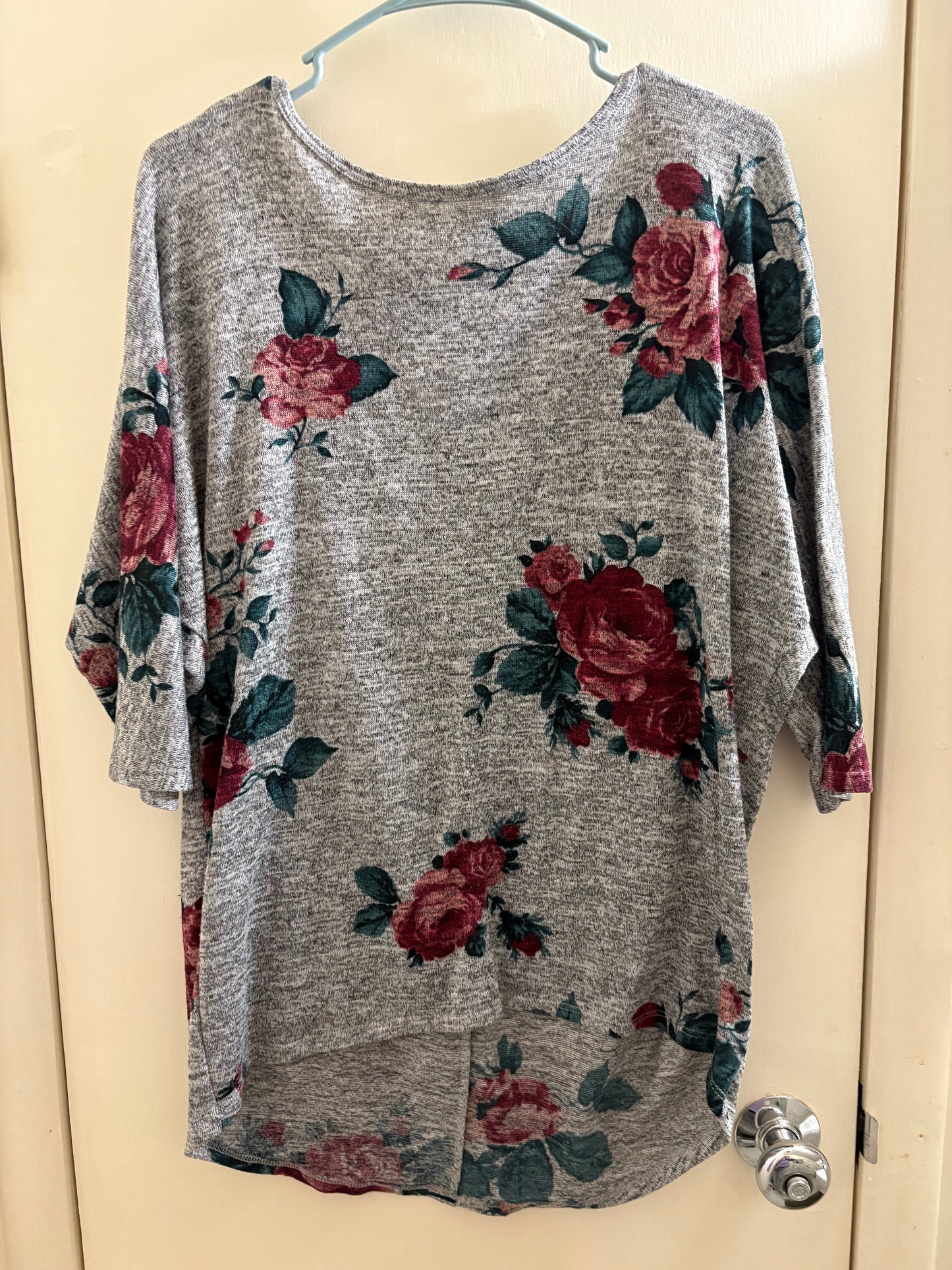 Camiseta gris Bobbie Brooks para mujer, con rosas rojas, cuello redondo, manga corta, talla grande