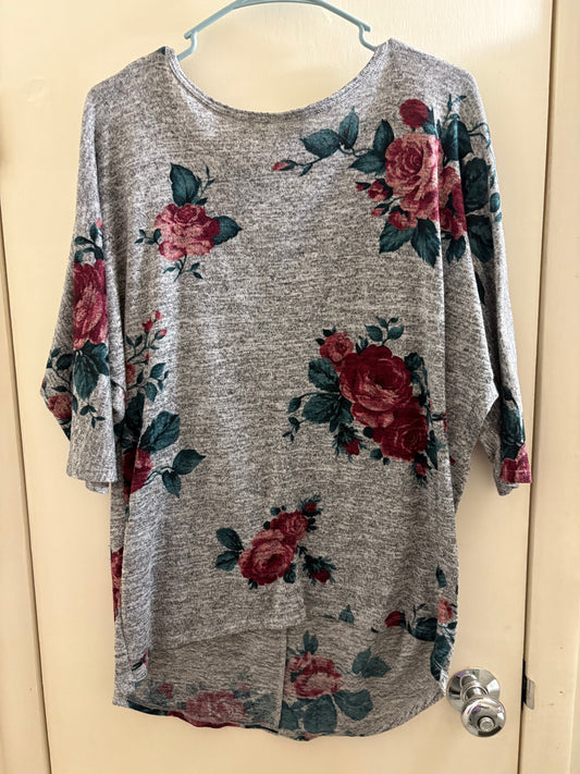 Camiseta gris Bobbie Brooks para mujer, con rosas rojas, cuello redondo, manga corta, talla grande