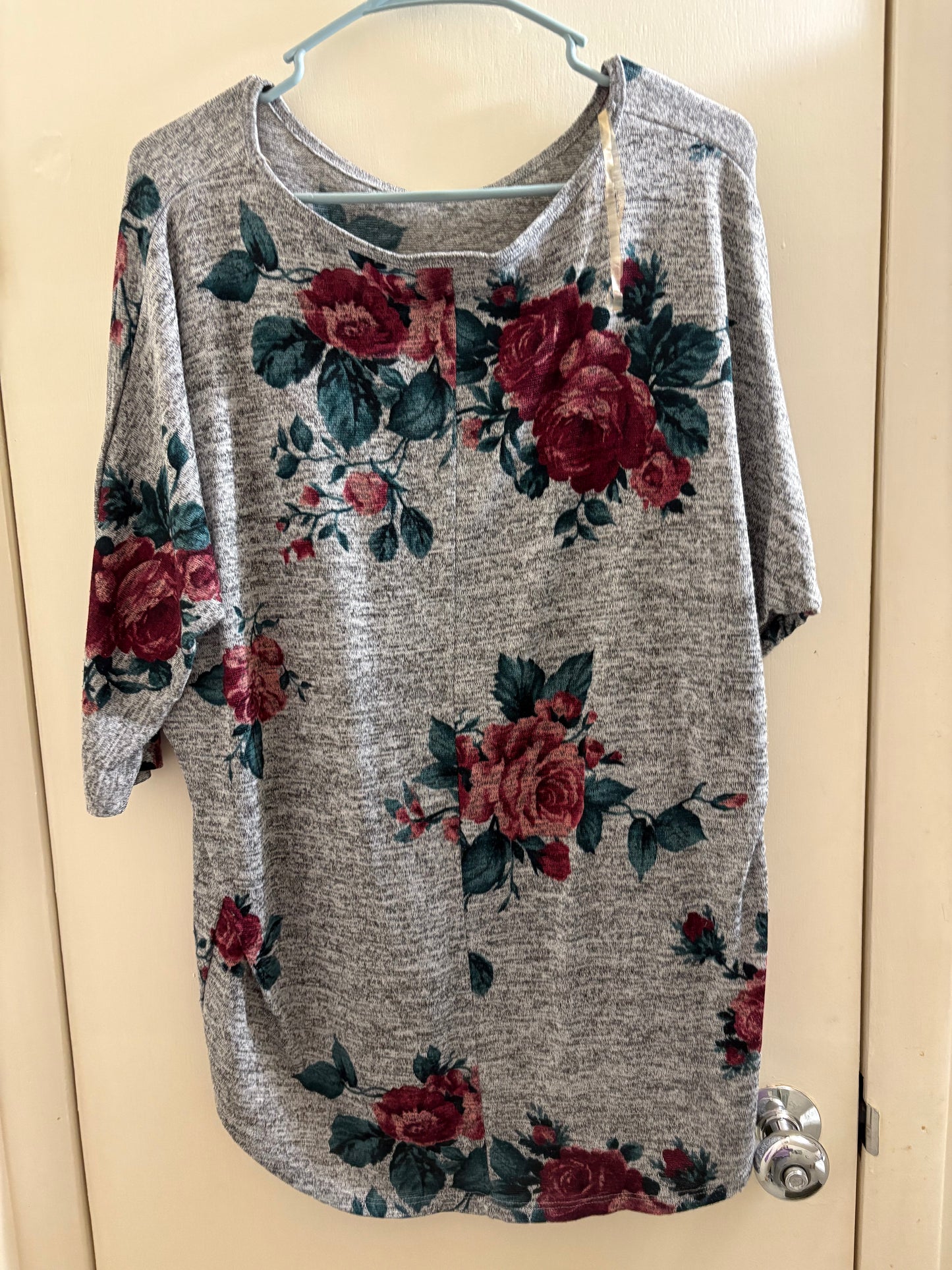 Camiseta gris Bobbie Brooks para mujer, con rosas rojas, cuello redondo, manga corta, talla grande