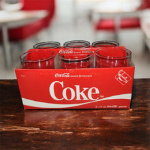 Cargar imagen en el visor de la galería, Seis vasos de Coca Cola de 12 oz con letras rojas en caja de cartón
