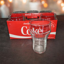 Cargar imagen en el visor de la galería, Seis vasos de Coca Cola de 12 oz con letras rojas en caja de cartón
