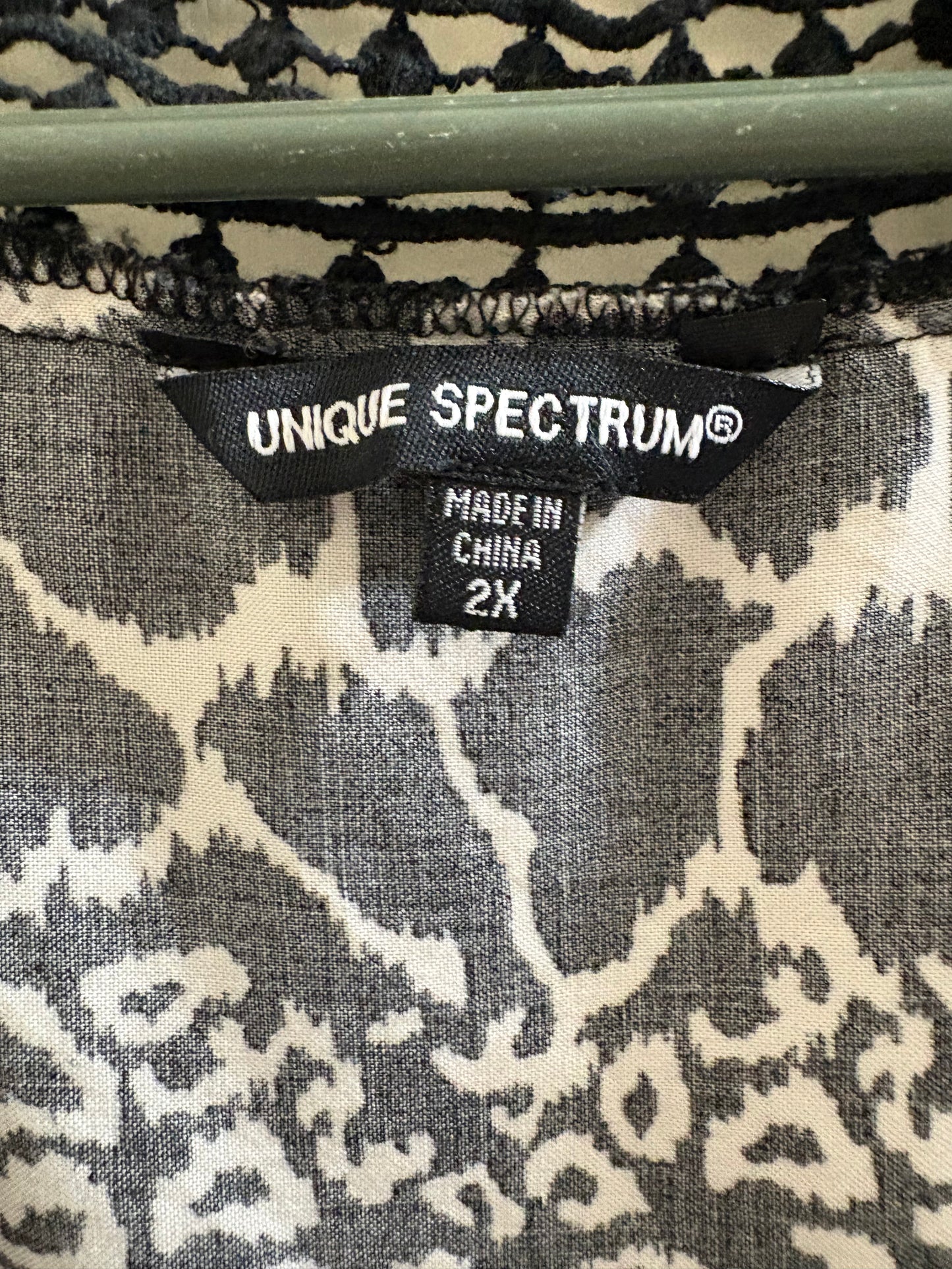 Unique Spectrum Black And White Pull Over Blouse. Size 2X