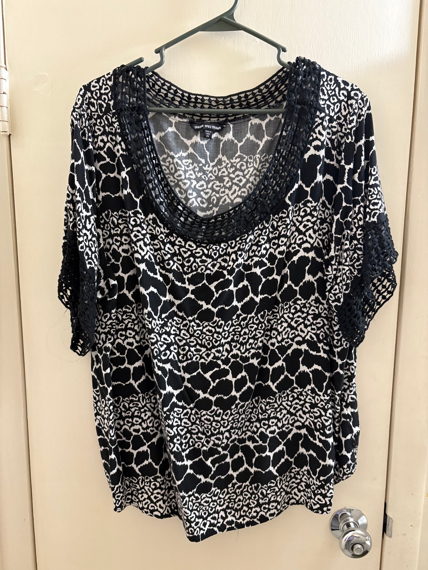 Unique Spectrum Black And White Pull Over Blouse. Size 2X
