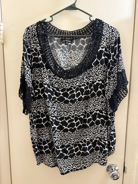 Unique Spectrum Black And White Pull Over Blouse. Size 2X