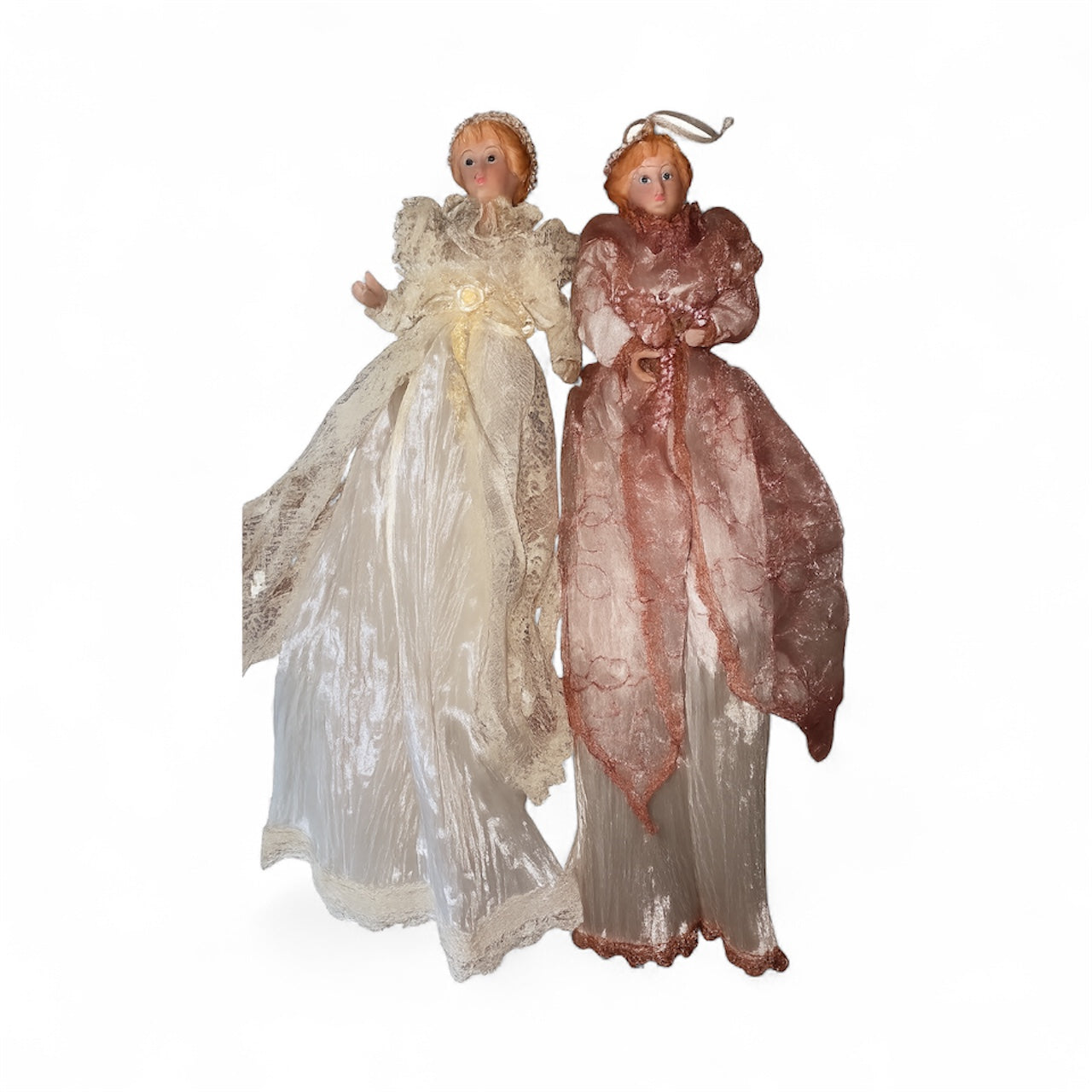 Dos muñecas de porcelana victorianas como adornos navideños