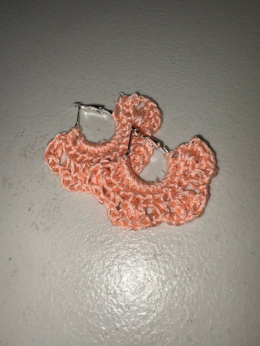 Pequeños pendientes bohemios de crochet