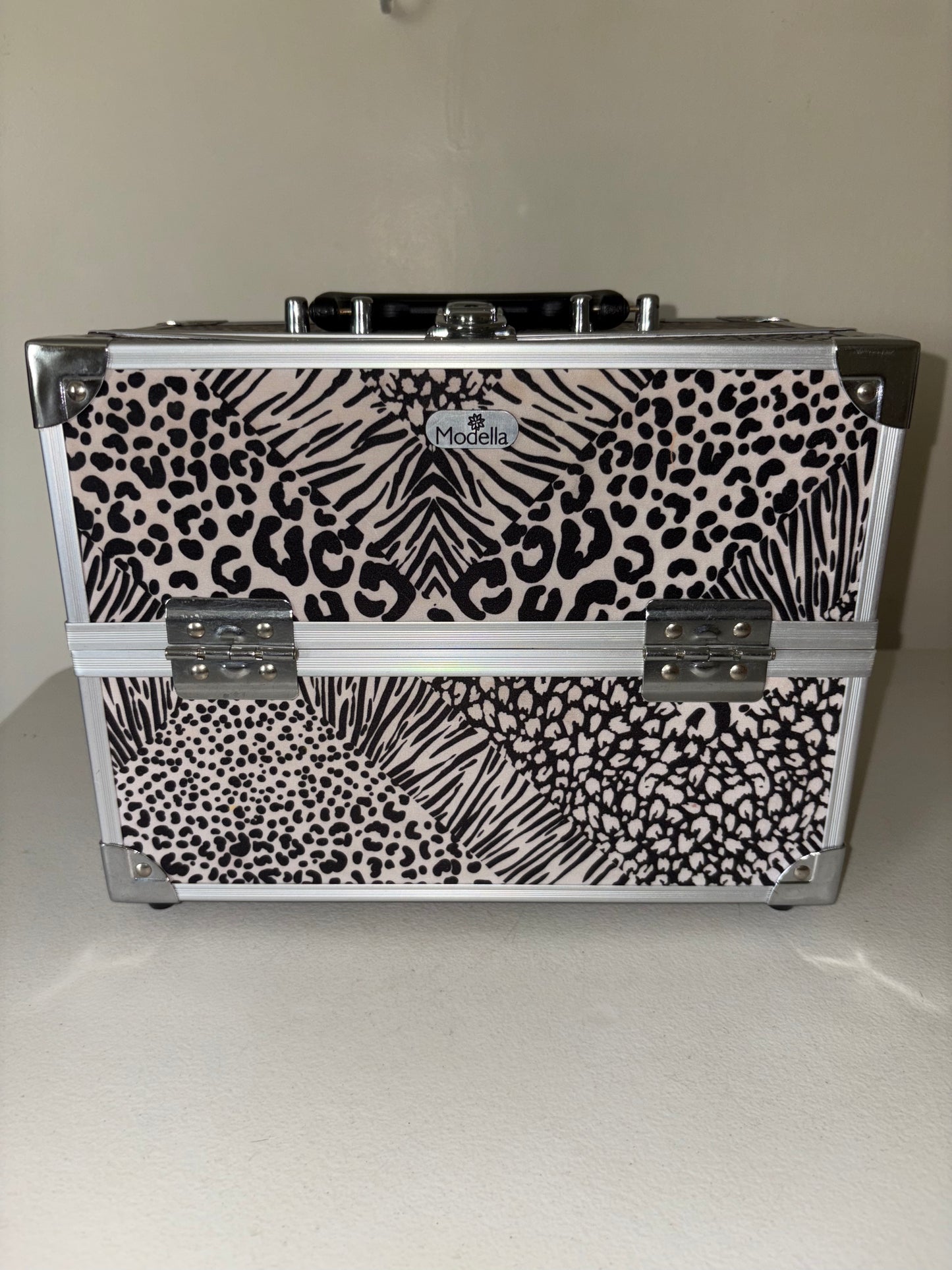 Estuche rígido de maquillaje Modella con estampado animal en blanco y negro/cromado y asa multicapas