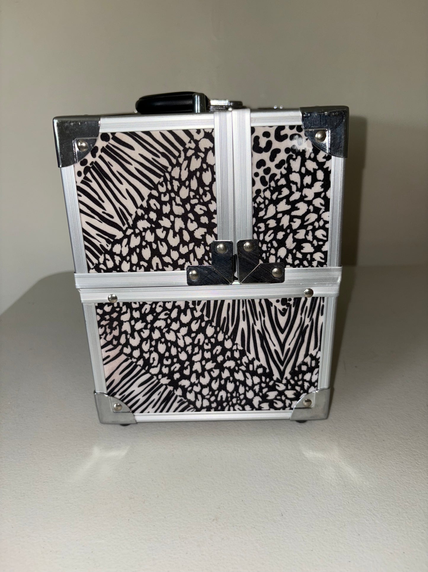 Estuche rígido de maquillaje Modella con estampado animal en blanco y negro/cromado y asa multicapas