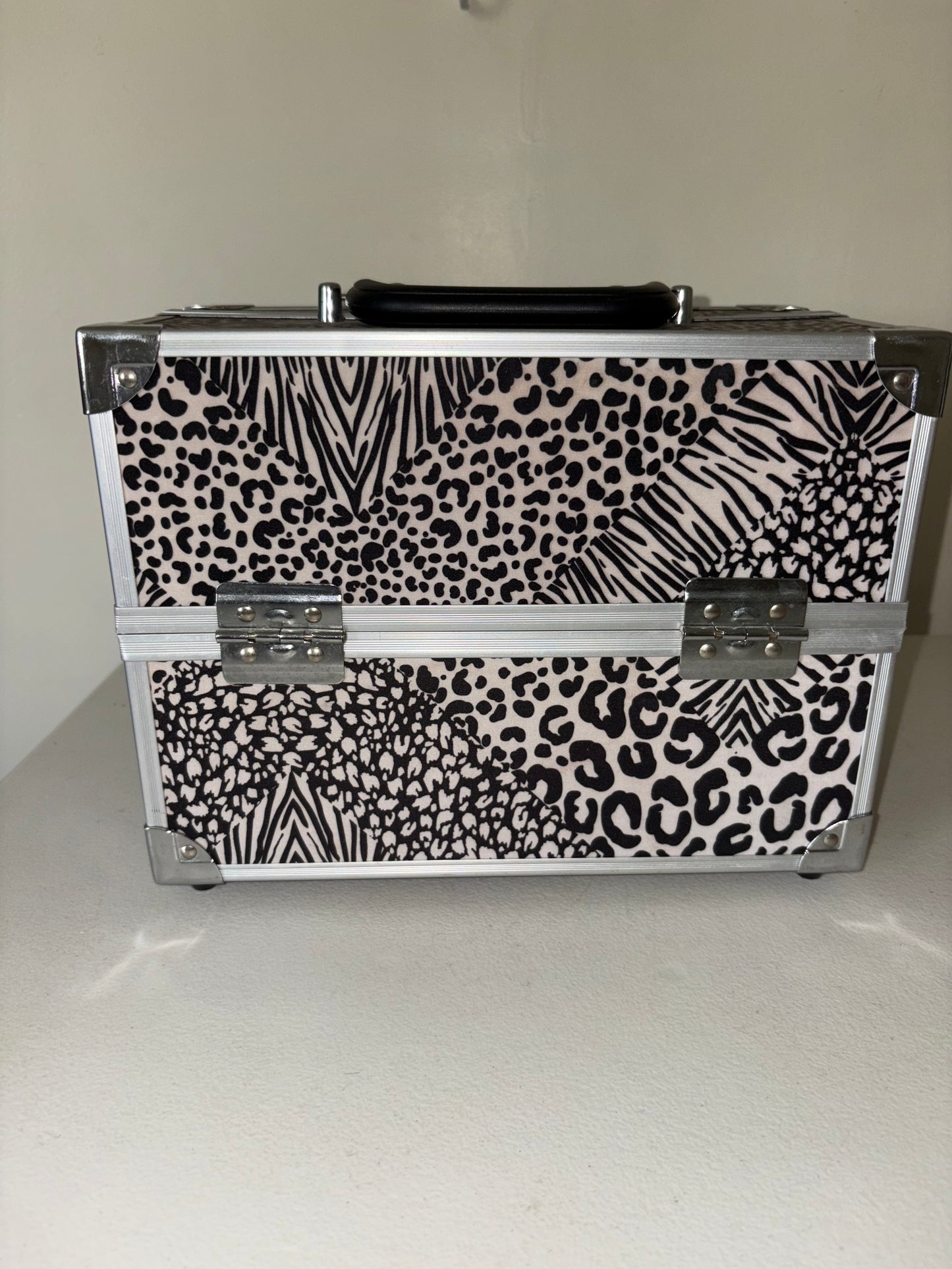Estuche rígido de maquillaje Modella con estampado animal en blanco y negro/cromado y asa multicapas