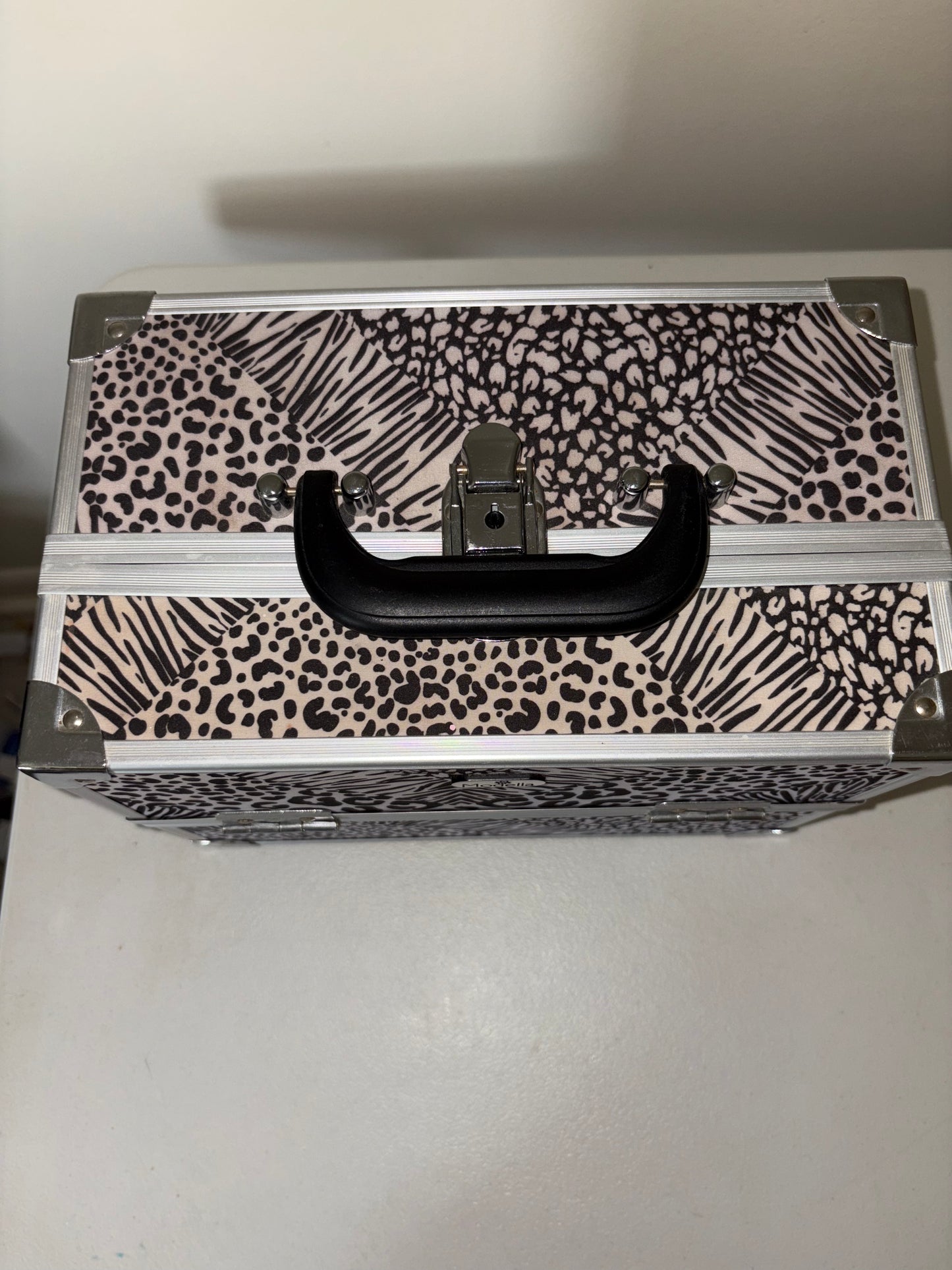 Estuche rígido de maquillaje Modella con estampado animal en blanco y negro/cromado y asa multicapas