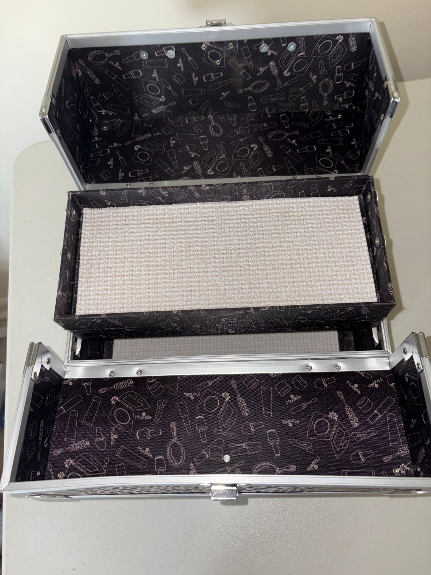 Estuche rígido de maquillaje Modella con estampado animal en blanco y negro/cromado y asa multicapas
