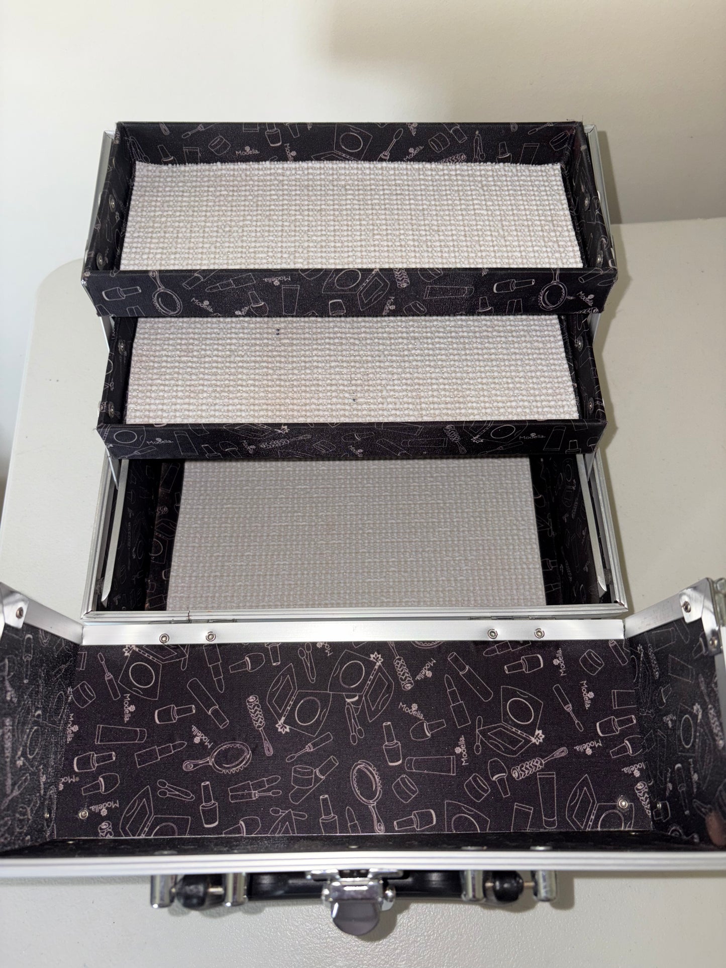 Estuche rígido de maquillaje Modella con estampado animal en blanco y negro/cromado y asa multicapas