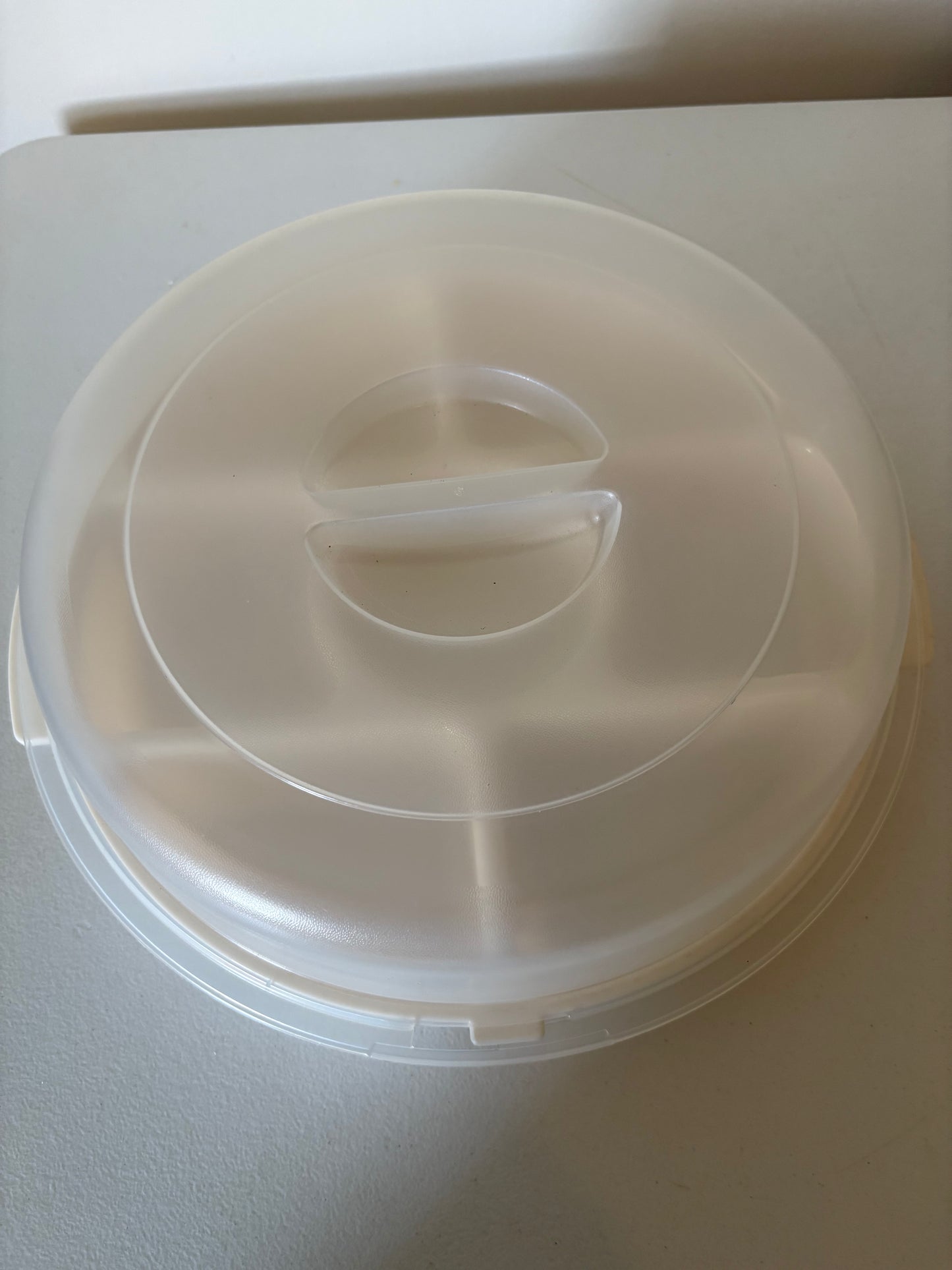 Rubbermaid Servin Saver Seven Divided Compartments Round Container Almond Lid