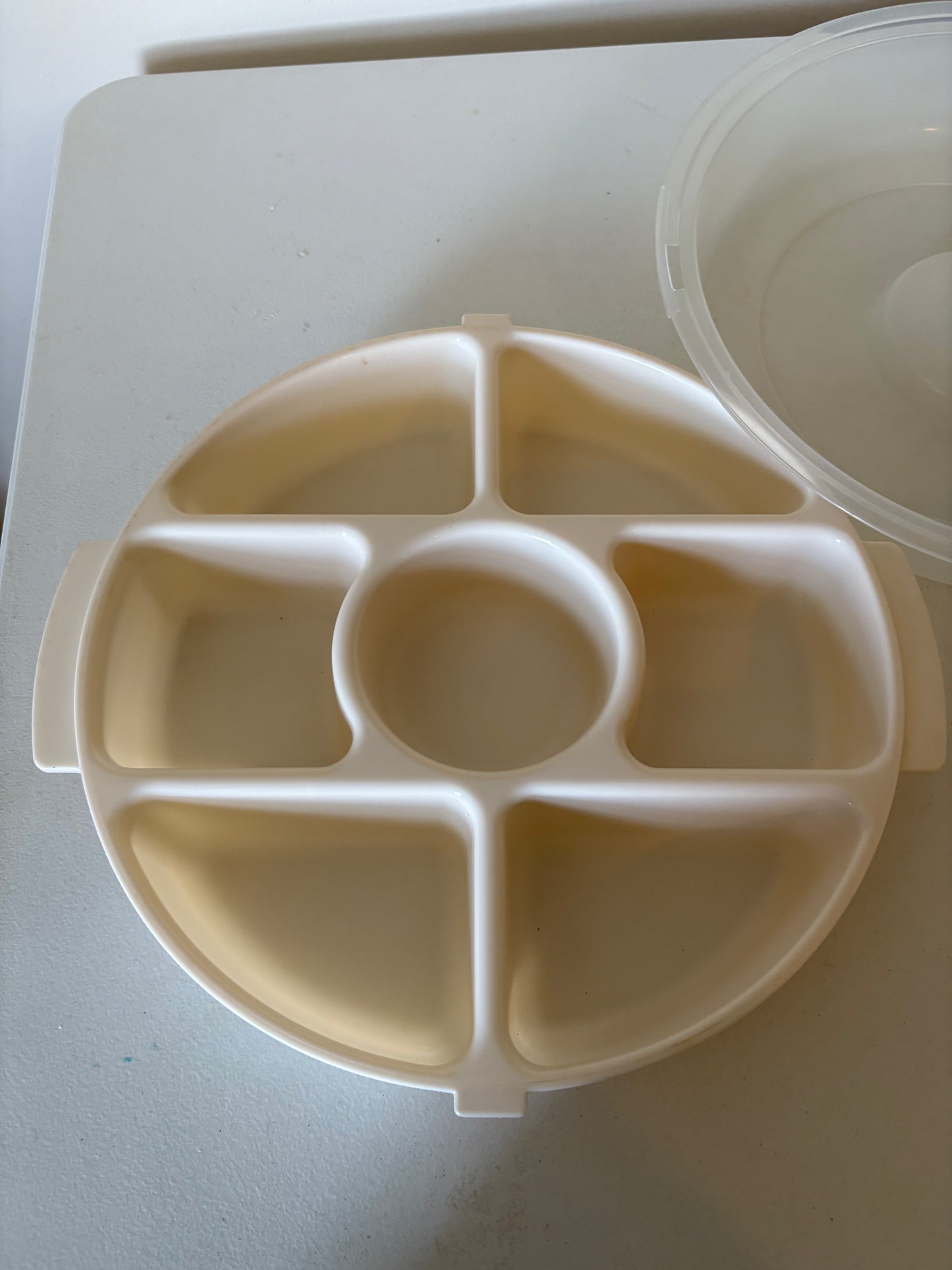 Rubbermaid Servin Saver Seven Divided Compartments Round Container Almond Lid