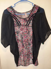 Load image into Gallery viewer, Xhilaration Top Short Sleeve, Floral. Size Small
