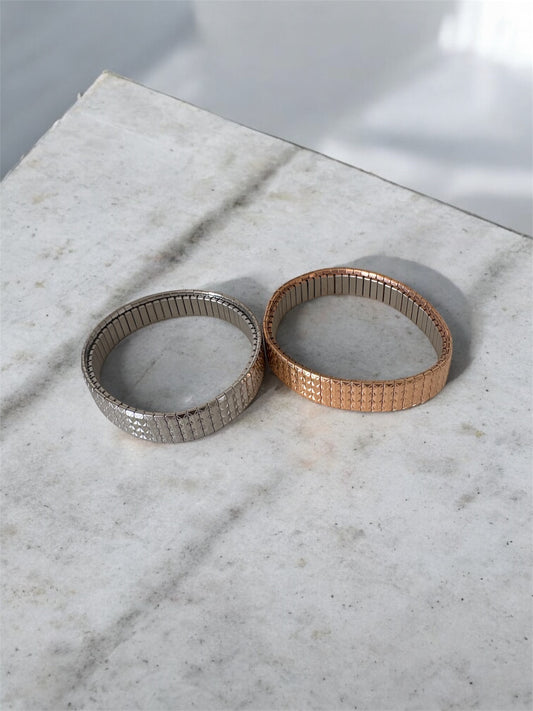 Pulsera elástica unisex de dos Speidel con elegante diseño de eslabones en tono oro rosa brillante y plateado.