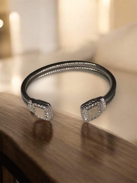 Brazalete antiguo con circonitas cúbicas y doble cable de joyería inspirada en el diseñador UNY