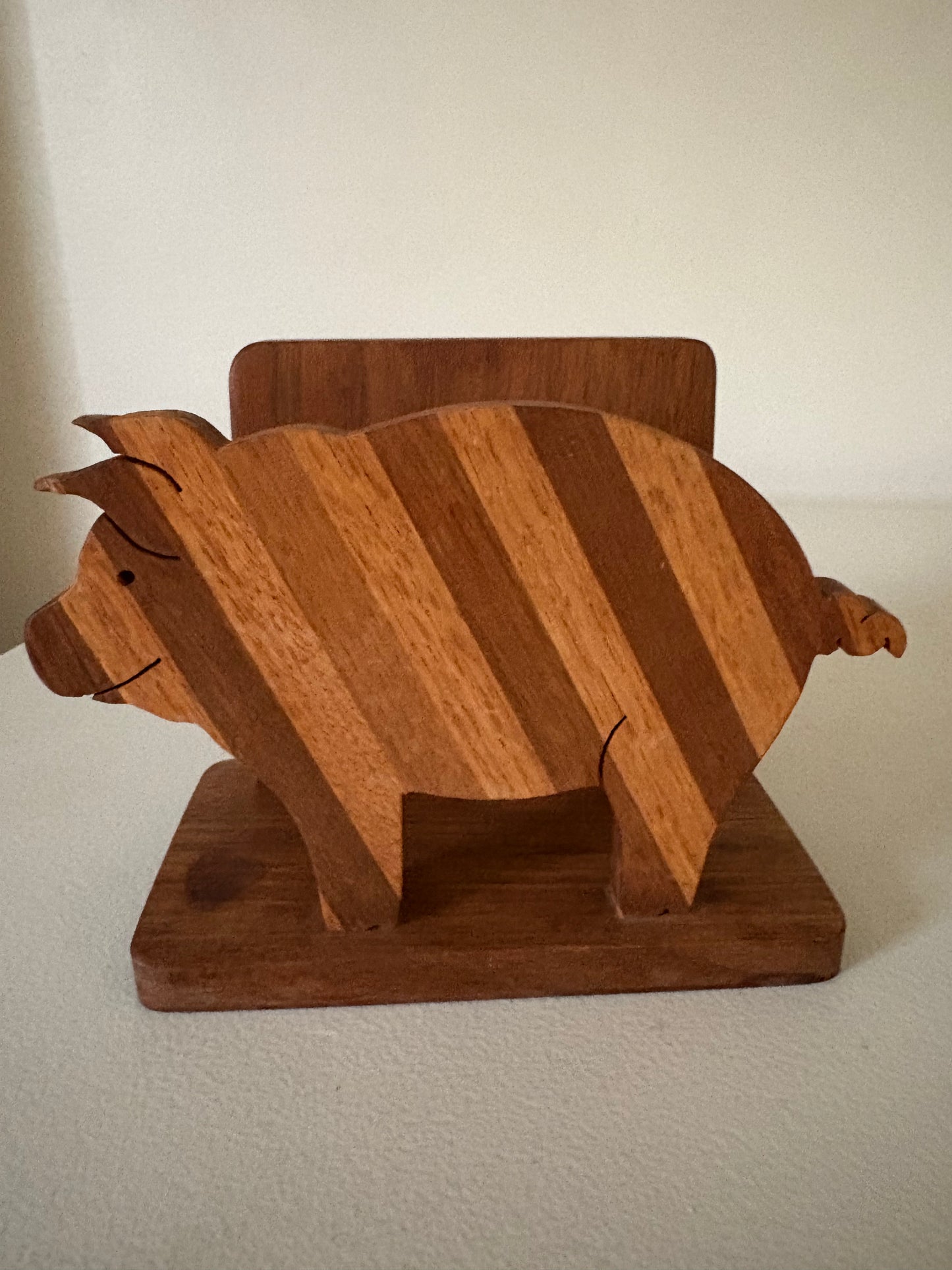 Servilletero vintage de madera con forma de cerdo hecho a mano