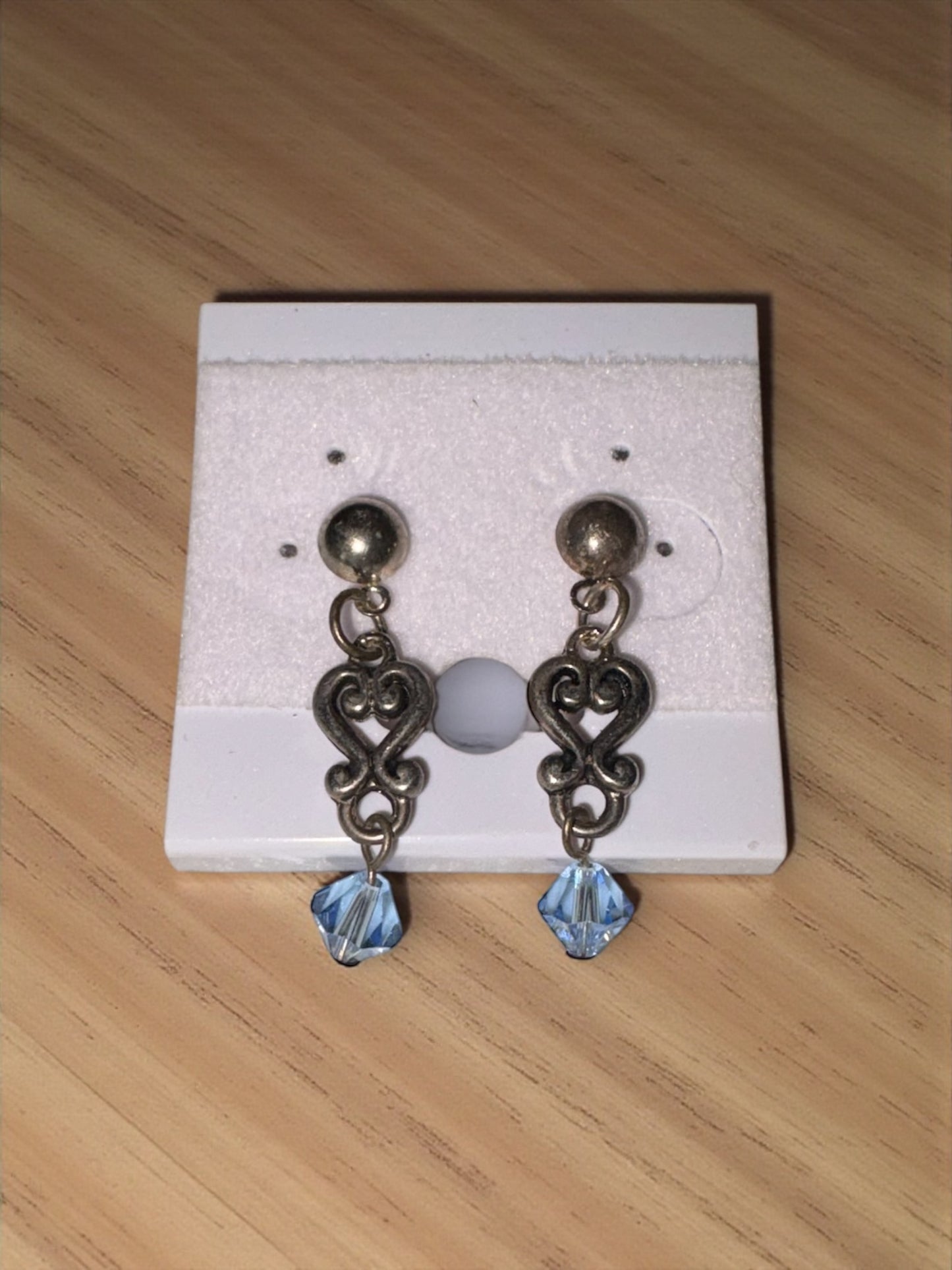 Pendientes vintage de corazón plateado y cuentas azules