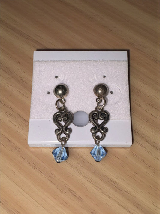 Pendientes vintage de corazón plateado y cuentas azules