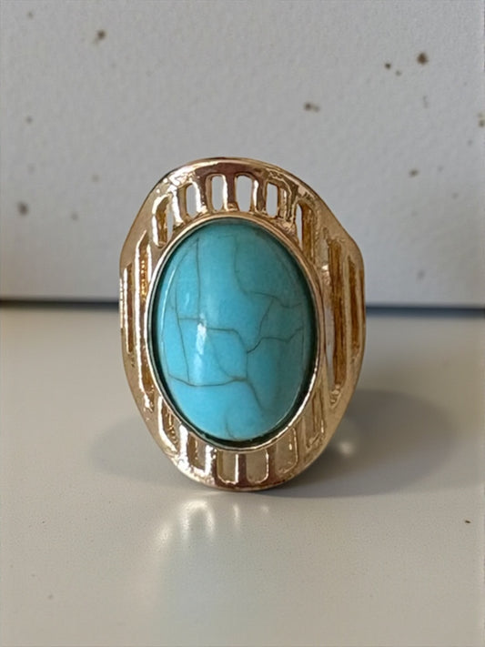 Anillo dorado con turquesa gruesa. Talla 6