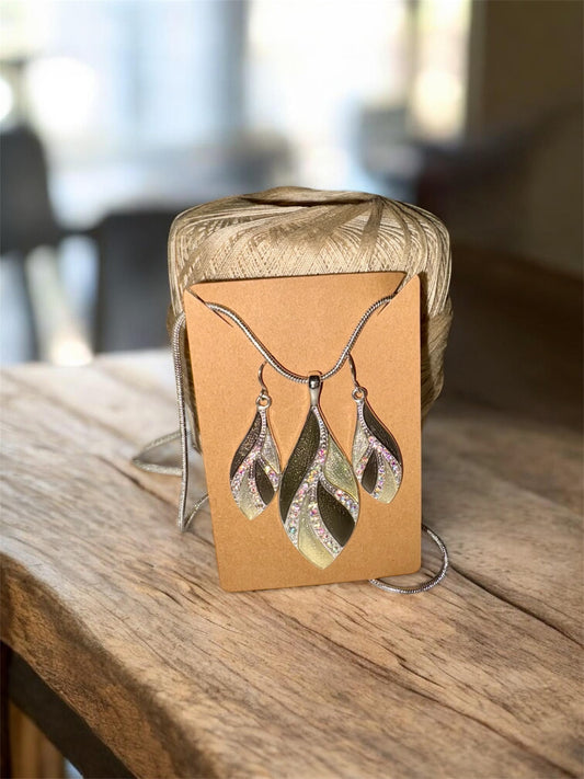 Pendientes y collar de Kim Rogers con piedras multicolores y pendientes a juego