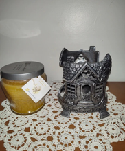 Carica l&#39;immagine nel visualizzatore di Gallery, Vintage Carson Pewter Candle Holder With New Home Interior Vanilla Candle
