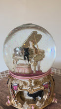 Cargar y reproducir el video en el visor de la galería, Bola de nieve musical de Bill Cleaver: Gatitos en un piano con detalles dorados. Caja de música de San Francisco.
