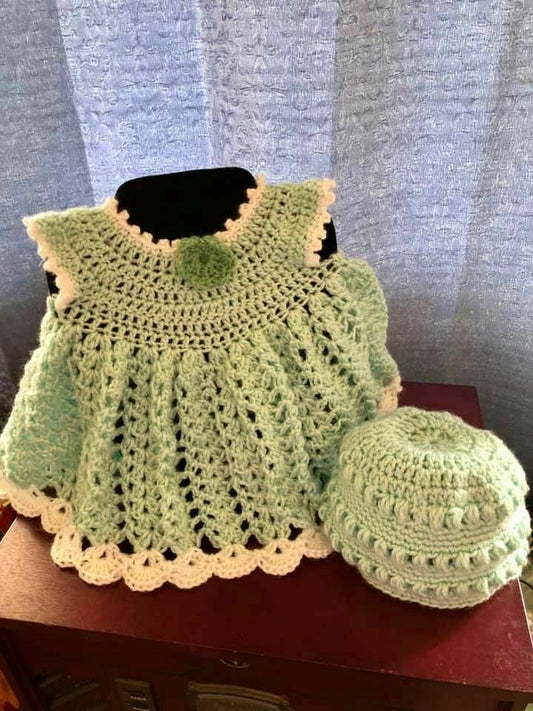 Conjunto de vestido y gorro primaveral tejido a crochet hecho a mano.