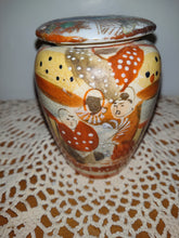 Indlæs billede til gallerivisning Antique Japanese Satsuma Covered Vase
